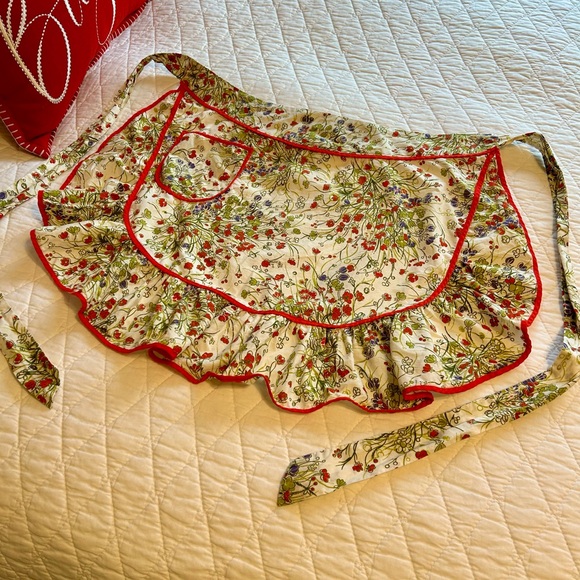 Half Apron with Ruffle Edge - Picture 2 of 4